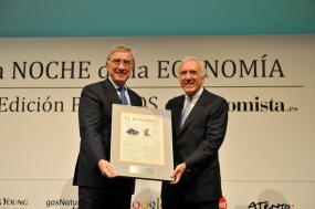 El rector de la UNED, JuanA. Jimeno, (izq.) recibe de manos de José M. Andrés (Ernst&Young) el Premio a laMejor Iniciativa en Formación