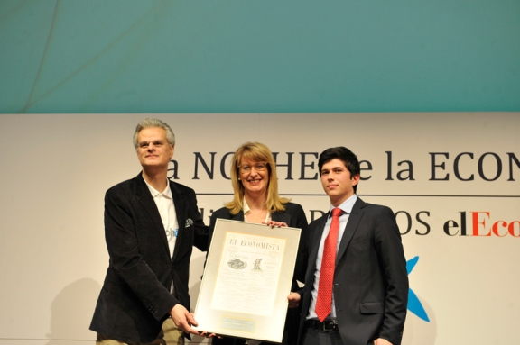 Rodrigo Silva (izq.) y Javier Agüera (Geeksphone) recibieron de manos de Marisa Toro (Google) el Premio a la InnovaciónDigital