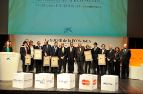 Luis de Guindos, Alfonso de Salas, yel presidentedehonorde La Caixa, Ricardo Fornesa, posan con los premiados.