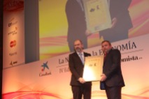El ‘Premio a la ‘InnovaciónDigital’ fue a parar a Kerajet. Su director general, JoséVicente Tomás, junto a Ovidio Egido, director general de Mastercard encargado de entregárselo.